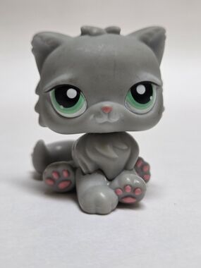 Littlest Pet Shop #82 Persian Cat sitting Authentic Hasbro LPS